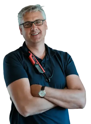 Portrét Kornela Dobsonyho pri práci